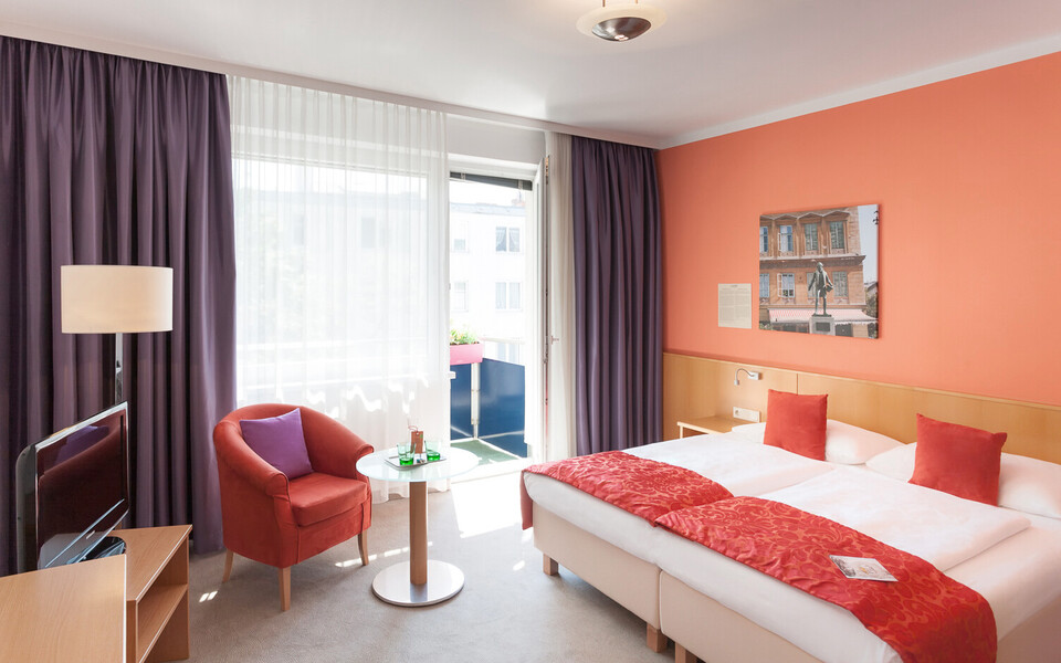 Individuell eingerichtetes Superior Doppelzimmer mit Balkon im Hotel Henriette im Zentrum von Wien.