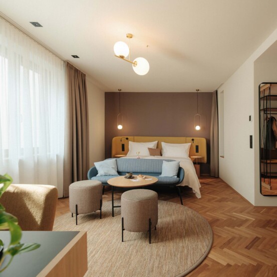 Großes Doppelbett im 4 Sterne Boutique Hotel Henriette in Wien.