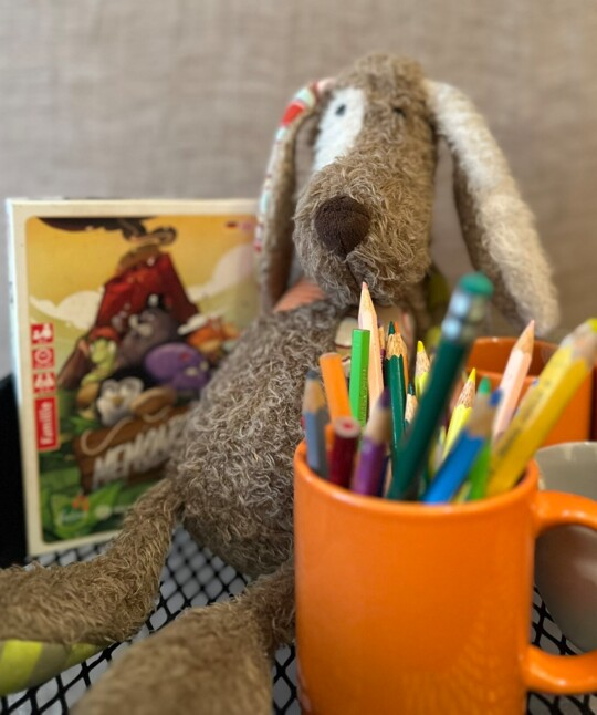 A cuddly toy and colorful crayons for little guests at Hotel Henriette.