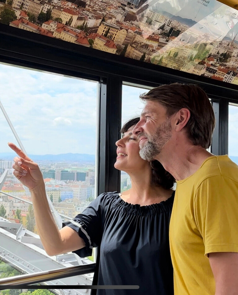 Paar in einer Riesenrad-Gondel beim Wien von oben Entdecken.