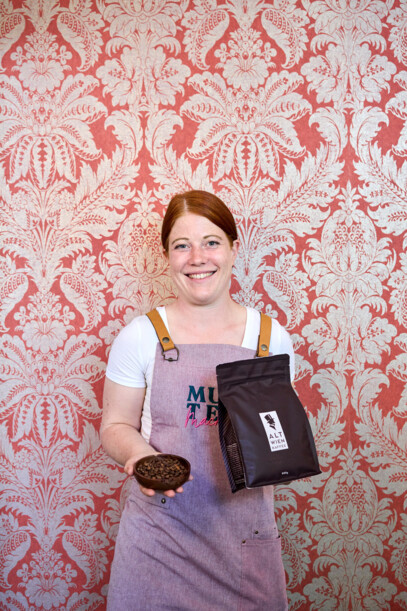 Mitarbeiter im Henriette Stadthotel mit Bio-Fairtrade-Kaffee für das Frühstücksbuffet.