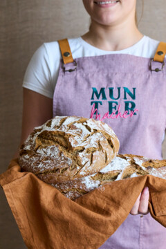Mitarbeiterin im Hotel Henriette in Wien mit frischem Brot.