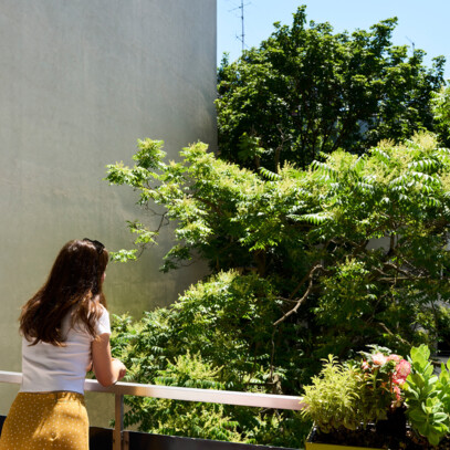 Frau genießt Ausblick am Balkon