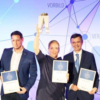 Vorausdenkerin Verena Brandtner-Pastuszyn mit der TRIGOS Trophäe im Kreis der Nominierten und Laudatoren