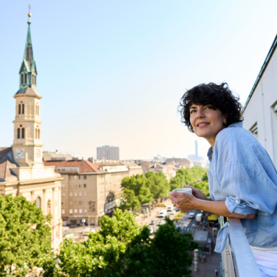 Dame am Balkon des Hotel Henriette nahe der Messe Wien.