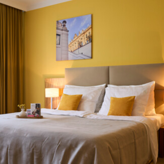 Besser schlafen: gemachtes Bett mit Bio-Bettwaren im Hotel Henriette.