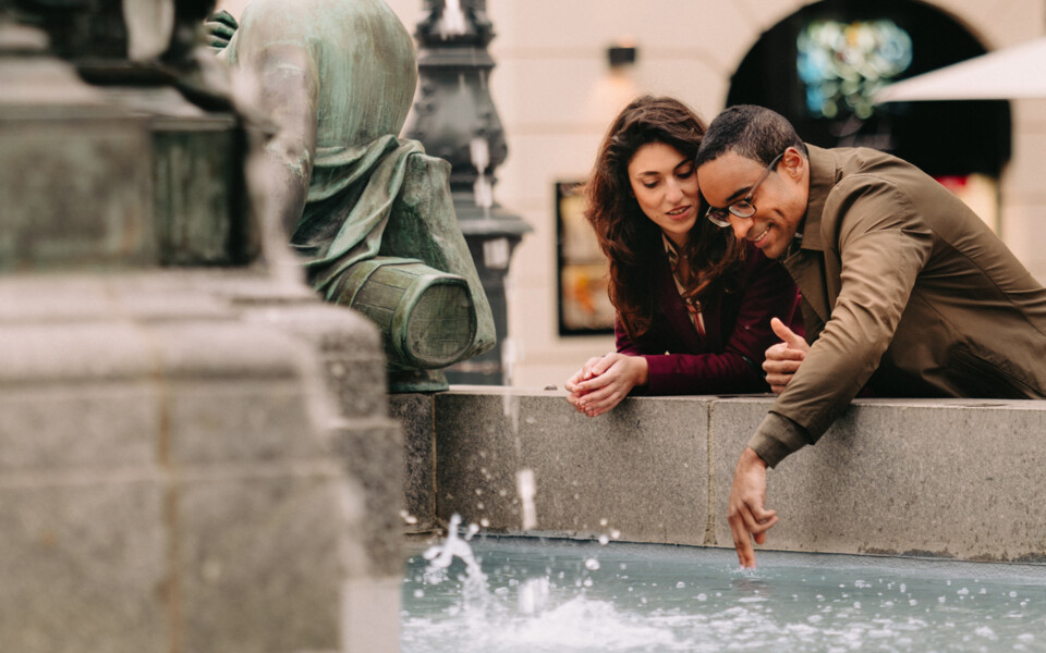 Couple at the Donner Fountain on Neuer Markt in Vienna: Beat the autumn blues with a 13% November bonus
