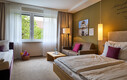 King Size Bett und Sofas im Familienzimmer im 4-Sterne Hotel Henriette im Zentrum von Wien.