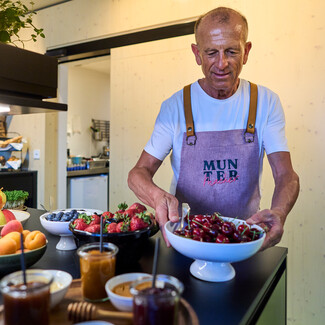 Mitarbeiter mit frischen Kirschen im 4* Stadthotel Henriette in Wien.