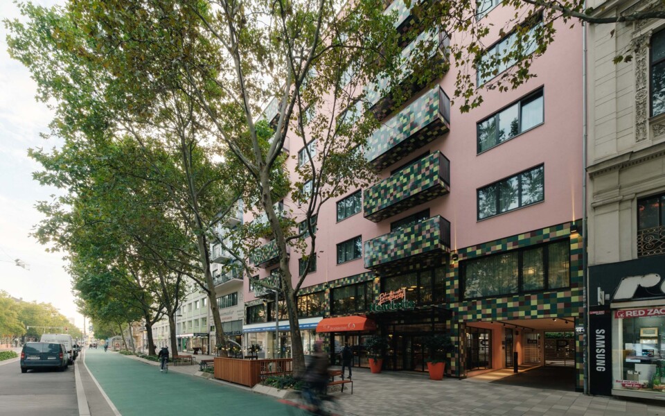 Außenansicht auf das bunte Henriette Stadthotel sowie auf den Fahrrad-Highway der Praterstraße
