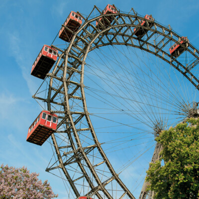 Blick auf die Stadt Wien mit seinen Sehenswürdigkeiten und dem Prater.