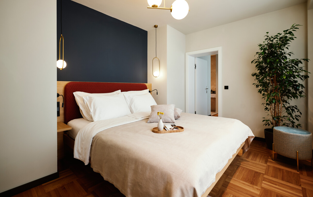 Circular Living in der Kategorie Deluxe Doppelzimmer mit Balkon und Blick zum Innenhof.