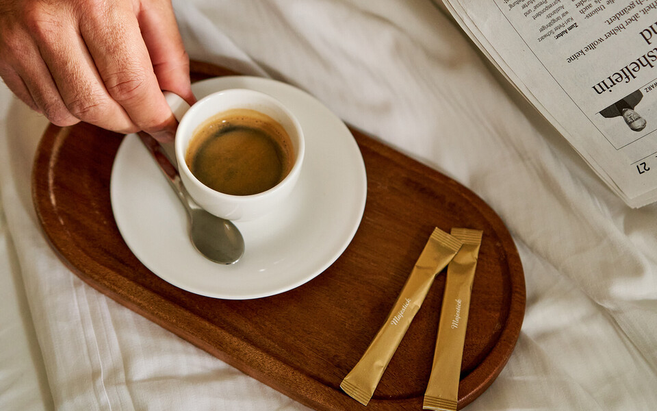 Kaffeetasse auf Holztablett im nachhaltigen Hotel Henriette im Zentrum von Wien.