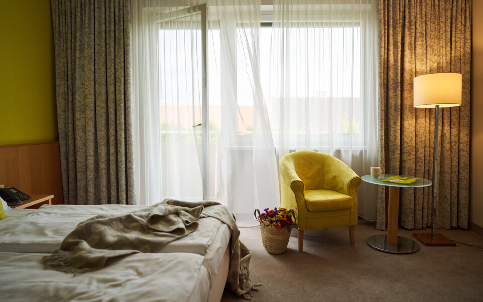 Großzügiges Doppelzimmer mit Balkon im Henriette Stadthotel in Wien.