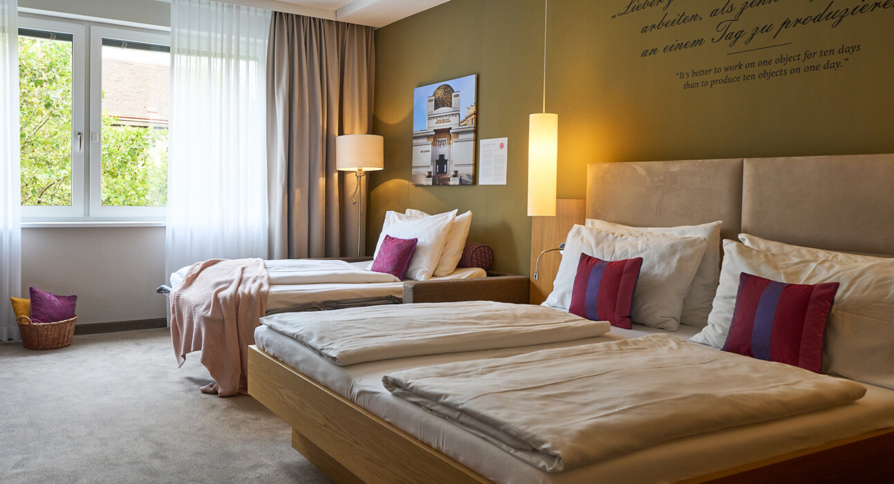 Familienzimmer mit King Size Bett und Schlafsofas im Hotel Henriette in Wien.