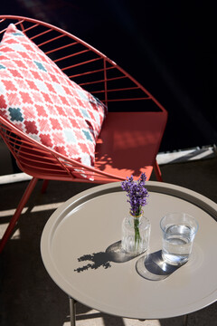 Gemütlicher Sessel auf dem Balkon mit Tisch im Henriette Stadthotel, nahe der Donauinsel in Wien.