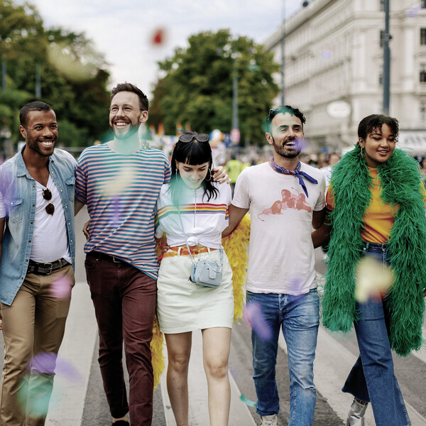 Junge Menschen bei der Regenbogenparade in Wien.