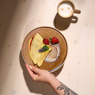 Frischer Palatschinken mit Obst und Kaffee - Frühstücken beim Städtetrip nach Wien im Hotel Henriette.