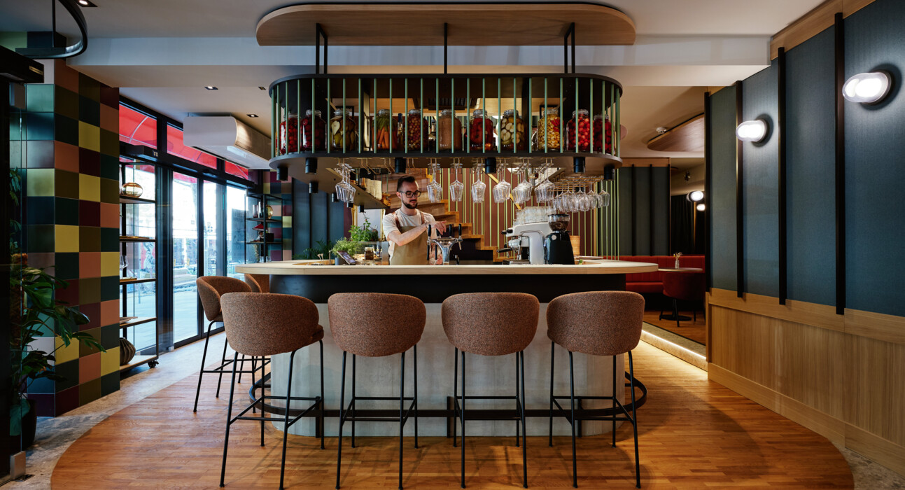 Blick auf die Bar, wo ein Mitarbeiter gerade an der Zapfanlage steht und arbeitet.