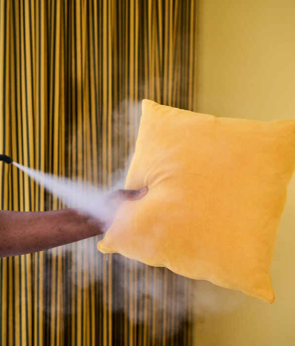 Ein Kissen wird per Dampf allergikerfreundlich gereinigt