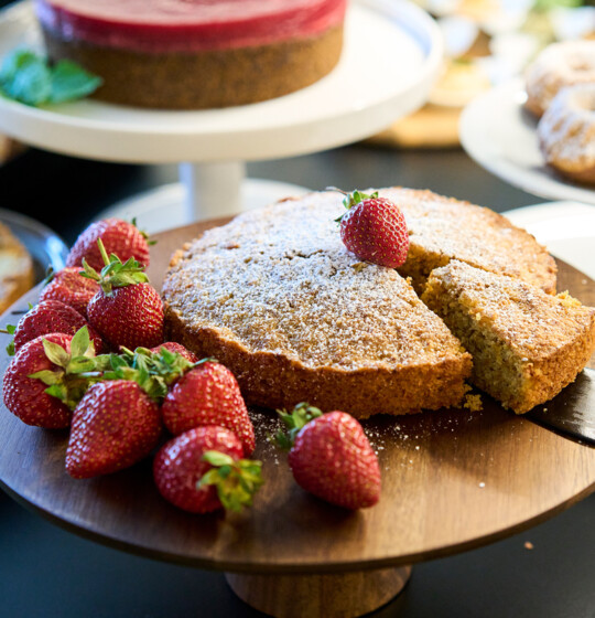Ein Kuchen und Erdbeeren innerhalb des Bio-Frühstücks im Hotel Henriette