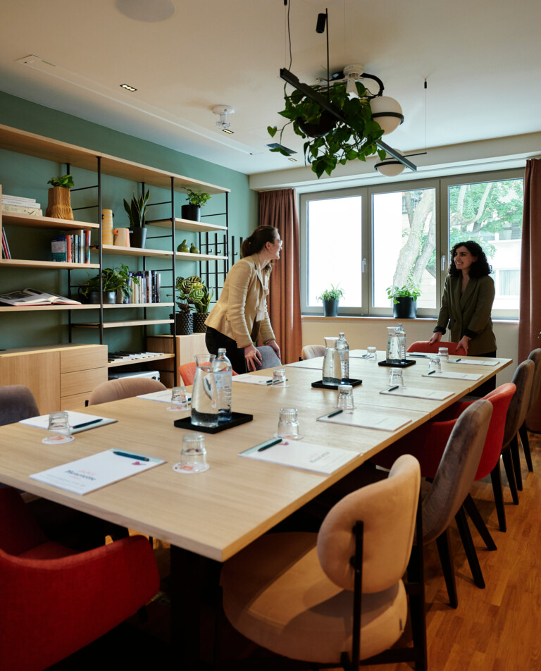 Das Seminarteam des Hotel Henriette beim Herrichten des Seminarraums "Bibliothek" für Ihr Meeting in Wien..