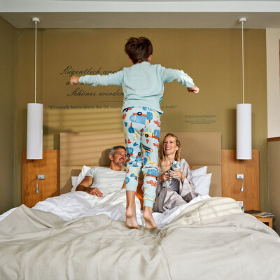 Kind am Bett springend im Hotel Henriette - ehemals Hotel Capri - in Wien.