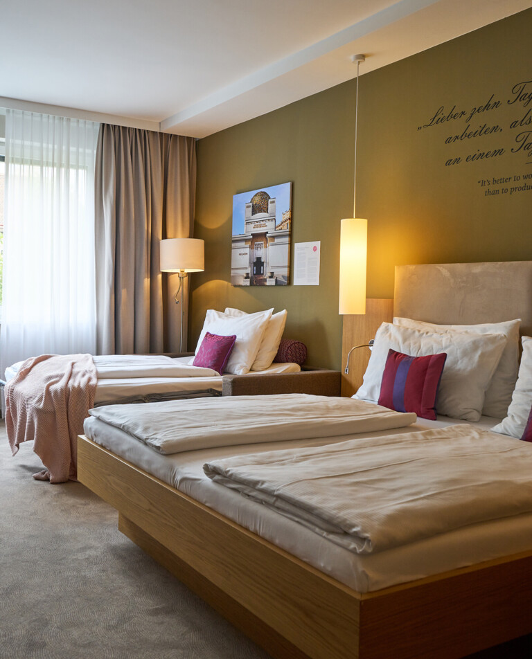 Familienzimmer mit King Size Bett und Schlafsofas im Hotel Henriette in Wien.