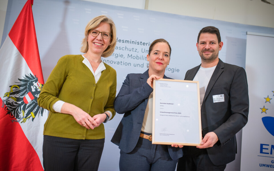 BM Leonore Gewessler überreicht den Umweltmanagement-Preis 2023 an die Vorausdenker des Henriette Stadthotel Vienna, Verena und Georg Pastuszyn