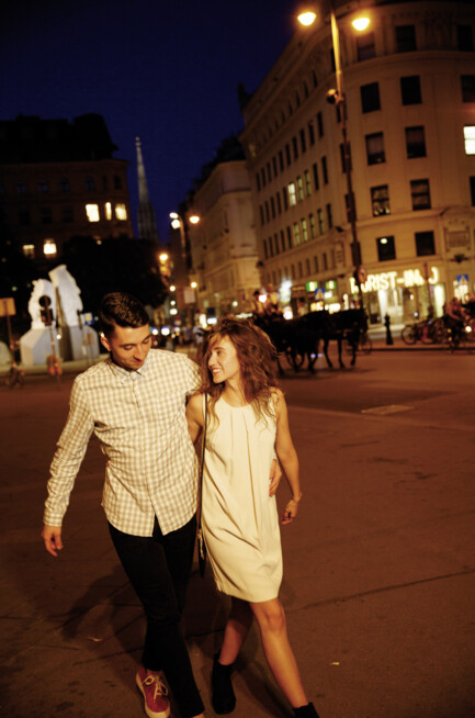 Pärchen schlendert nachts durch die Innenstadt in Wien, nur 15 Min. Spaziergang vom Hotel Henriette.