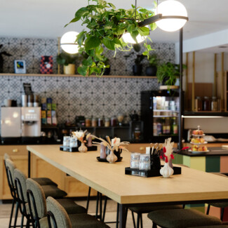 Gedeckter Frühstückstisch im Stadthotel Henriette - ausgezeichnet frühstücken in Wien.