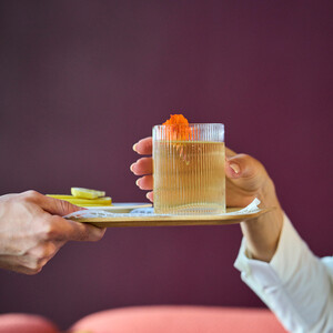Tablett mit Erfrischungsdrink im Hotel Henriette, Wien