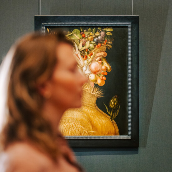 Frau vor Giuseppe Arcimboldos Bild "Sommer" im Kunsthistorischen Museum Wien.