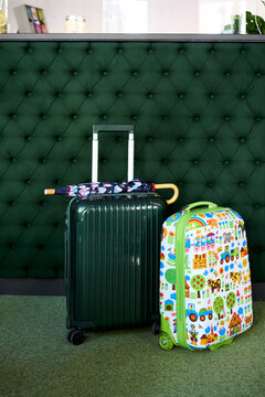 Zwei Koffer vor der Rezeption des Hotel Henriette in der Innenstadt von Wien.