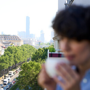 Mitten in Wien mit Blick vom Hotel-Balkon auf die grüne Allee der Praterstraße