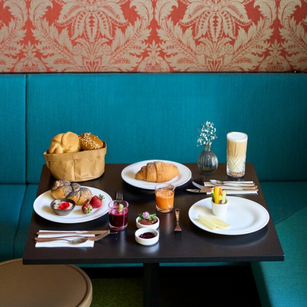 Frühstückstisch mit vielfältigen Leckereien im Hotel Henriette, Wien