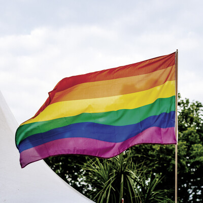Regenbogen-Fahne - Urlaub im gay friendly Hotel Henriette in Wien.