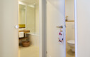 Getrenntes Badezimmer & WC in der Familiensuite im familienfreundlichen Hotel Henriette im Zentrum von Wien.