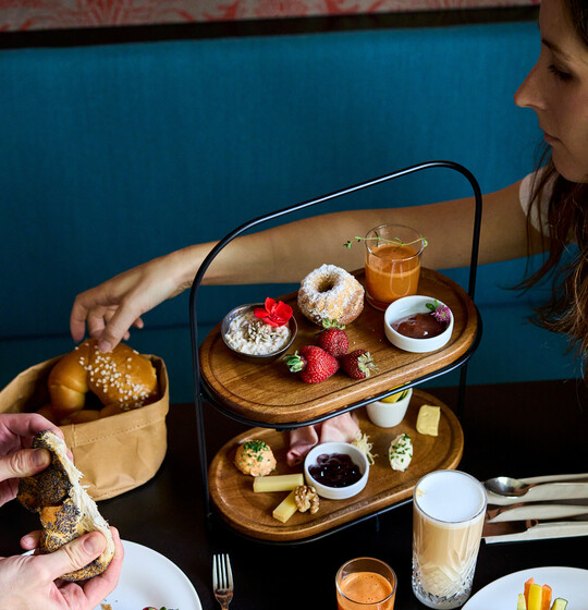 Gedeckter Tisch mit Frühstück, Gebäck und Säften im Hotel Henriette in der Innenstadt von Wien.