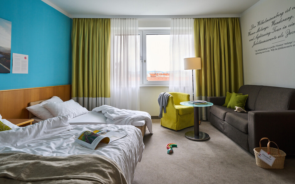 Großes Familienzimmer mit Schlafsofa und Panoramablick in die Wiener Innenstadt im Hotel Henriette.