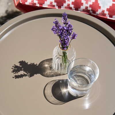 Vase mit Lavendel und Wasserglas auf einem Tisch im 4* Hotel Henriette in Wien.