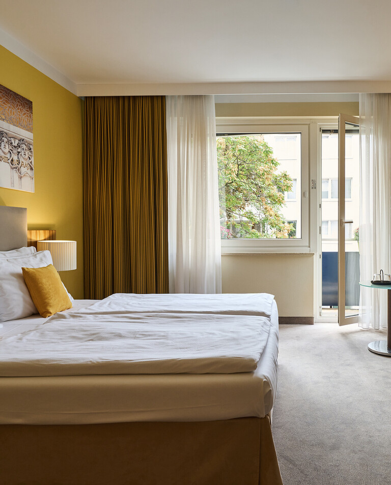 Superior Doppelzimmer mit King Size Bette und Balkon im Hotel Henriette im Zentrum von Wien.