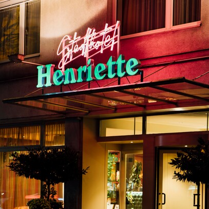 Eingang in das Stadthotel Henriette am Abend mit Beleuchtung