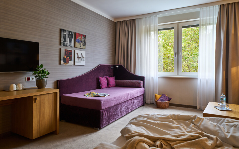 Großzügiges Familienzimmer mit Schlafsofa im familienfreundlichen Hotel Henriette in der Wiener Innenstadt.