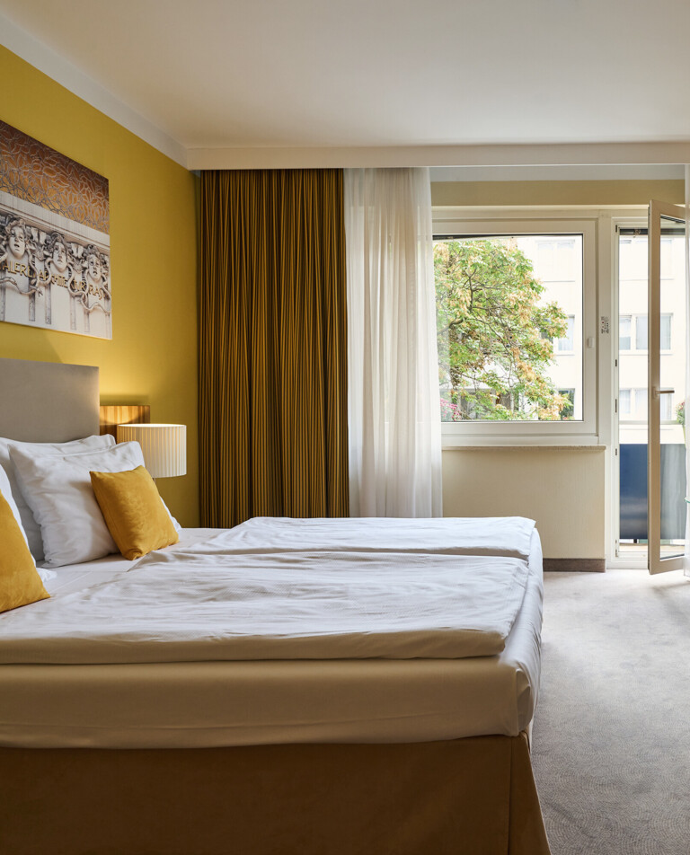 Superior Doppelzimmer mit King Size Bette und Balkon im Hotel Henriette im Zentrum von Wien.