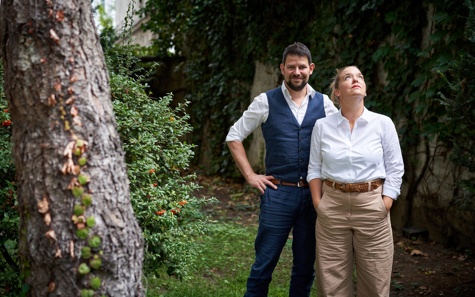 Georg und Verena Pastuszyn im Garten des 4 Sterne Hotel Henriette in Wien.