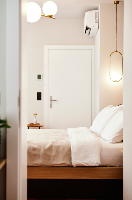 Mitarbeiter mit Frühstück im 4* Hotel Henriette, Ihrer 4* Unterkunft am Donauradweg.