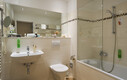 Badezimmer mit Badewanne im Familienzimmer im Henriette Stadthotel, Wien.
