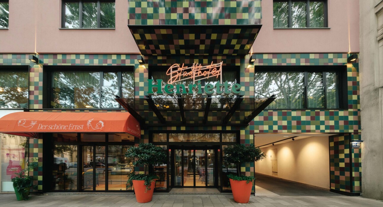 Paar sitzend auf Doppelbett im Hotel Henriette im Zentrum von Wien