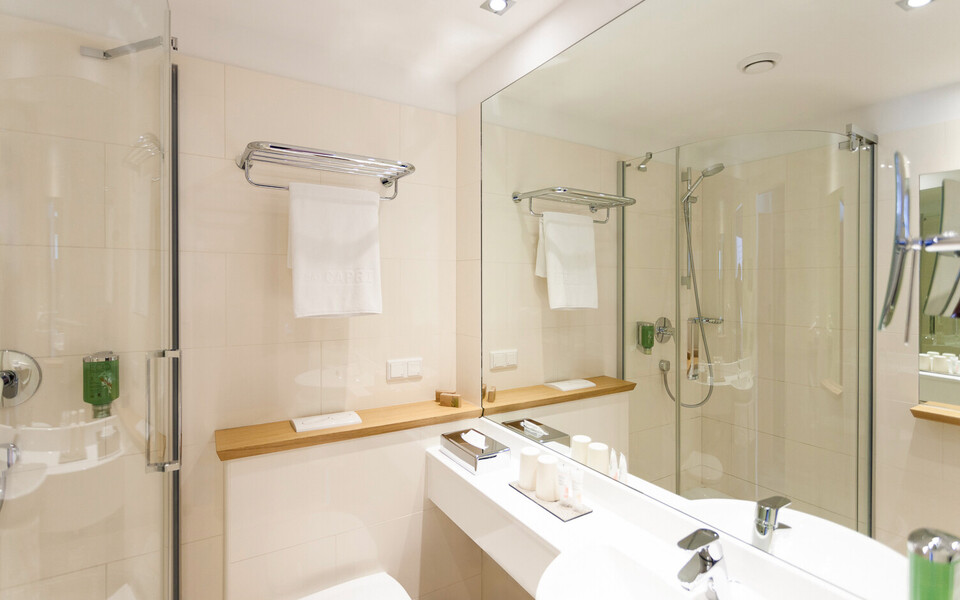 Großes Badezimmer mit Dusche im Superior Doppelzimmer im Hotel Henriette in Wien.